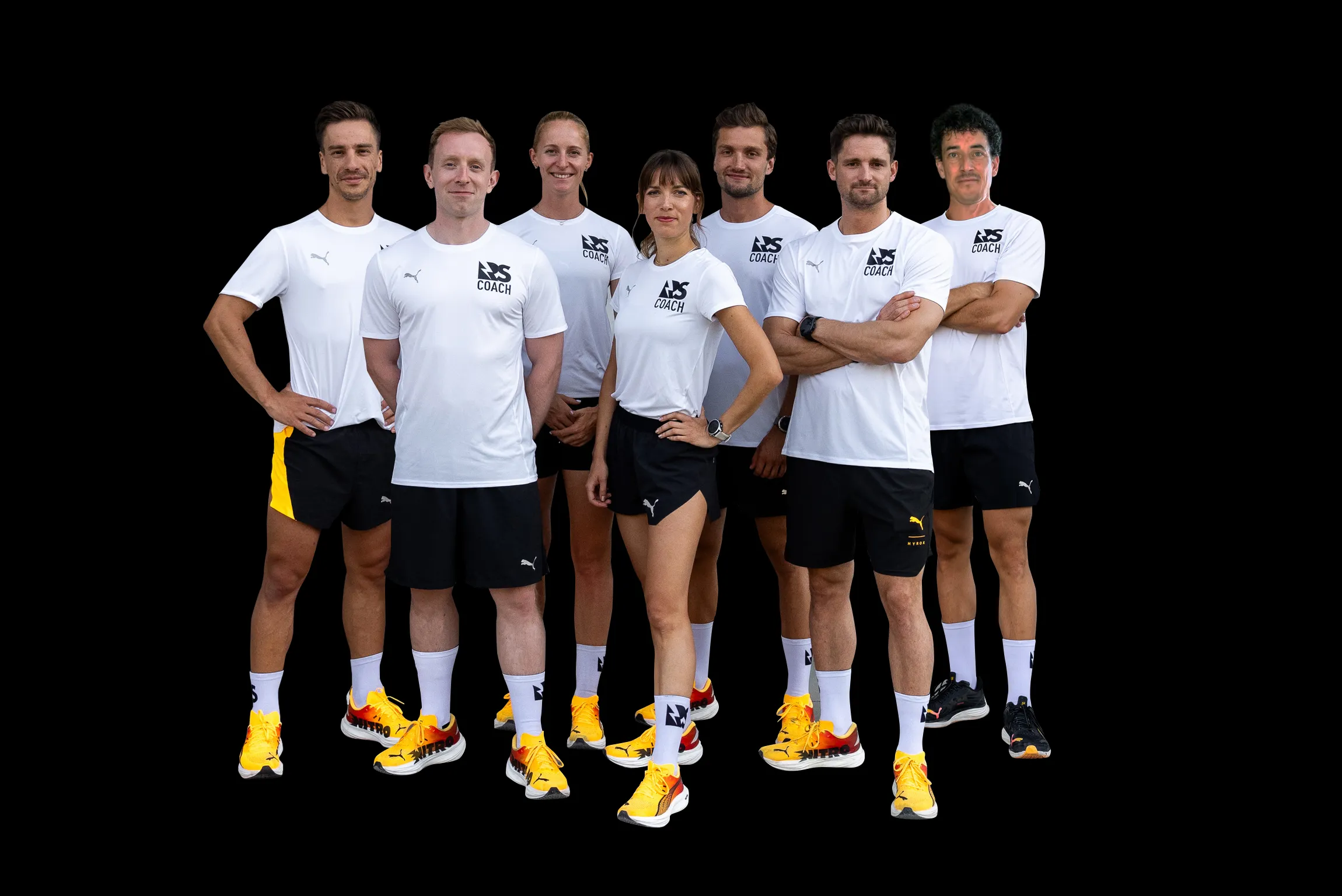 Sechs lächelnde Personen mit weißen T-Shirts